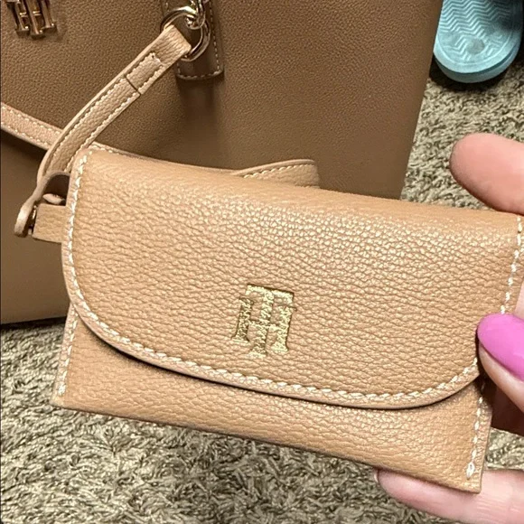 Tommy Hilfiger Camel Brown Tote - Picture 5 of 7